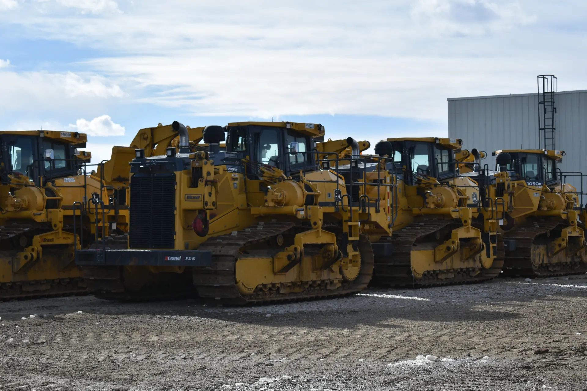 Side angle of multiple pipelayer machines in a row
